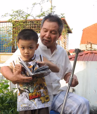 Ông Triệu bên cháu trai.