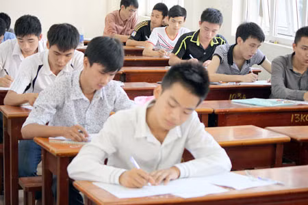 Thí sinh dự thi vào học viện CSND năm 2012.
