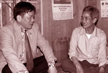 Già làng Xa Văn Thế (bên phải).