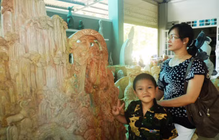 Du khách thăm làng nghề đá truyền thống Ngũ Hành Sơn.