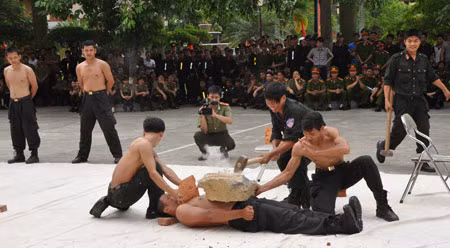 Các chiến sĩ Cảnh sát trong một buổi biểu diễn.