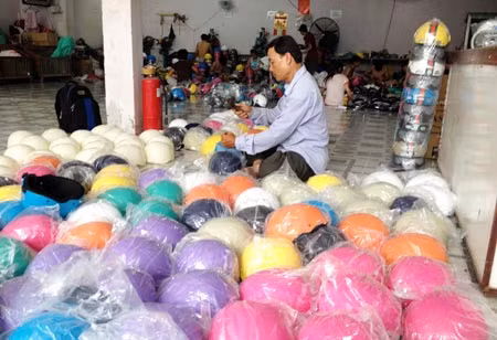 Sản xuất, kinh doanh MBH “dỏm” có thể bị truy tố hình sự nhưng vì lợi nhuận, một số cơ sở vẫn sản xuất mũ dỏm.