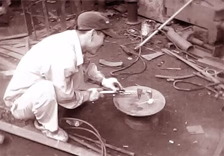 Xưởng cơ khí của ông đã tạo công ăn việc làm cho hàng chục lao động địa phương.