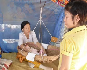 Hai con gái ông Hiếu cùng chung một chiếc giường ọp ẹp.