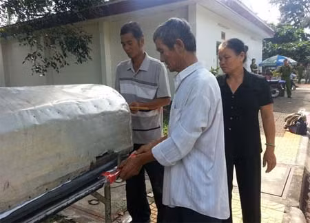 Gia đình bên thi thể chị Phượng trước khi đưa vào nhà đại thể khám nghiệm.