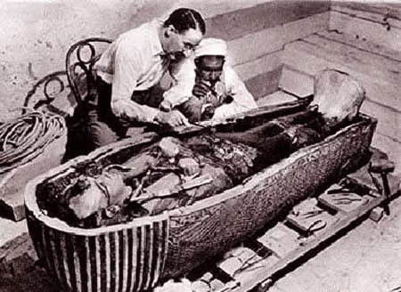 Các nhà nghiên cứu trong lăng mộ khai quật năm 1922.
