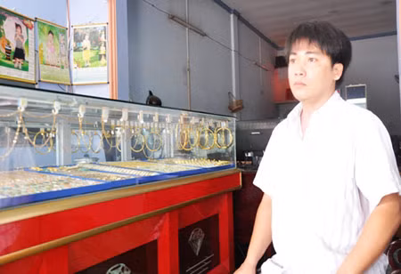 Chủ tiệm vàng kể lại sự việc.