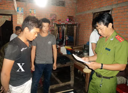 Công an huyện Càng Long thực hiện lệnh bắt đối tượng Huỳnh Chí Tùng (X).