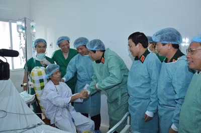 Ngày thứ 2 sau khi ghép tim, anh Nam đã ngồi dậy và nhận được sự chúc mừng của đồng chí Phùng Quang Thanh, Bộ trưởng Bộ Quốc phòng.
