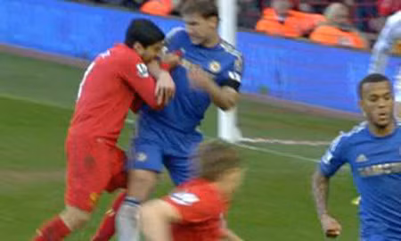 Suarez cắn tay Ivanovic.