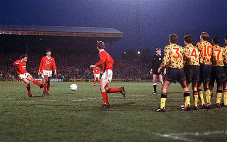 Cú đá phạt lịch sử của Mickey Thomas loại Arsenal khỏi Cup FA.