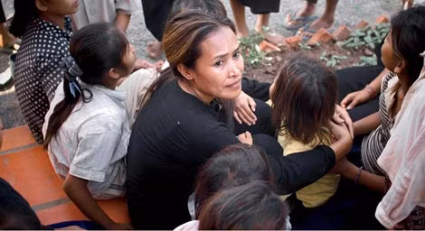 Somaly Mam và những thiếu nữ được cho là đã được giải thoát khỏi nhà chứa.
