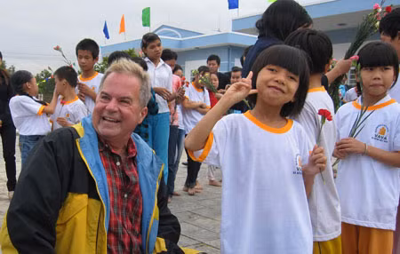 Đoàn CCB của Nghị sĩ Robert Earl Filner chung vui đón năm mới với các trẻ em NNCĐDC tại TP Đà Nẵng.