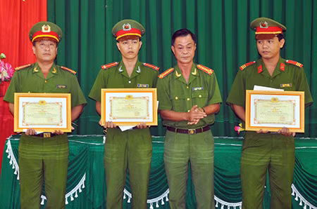 Đại tá Nguyễn Văn Lộc, Phó Giám đốc Công an Tiền Giang, trao Giấy khen cho 3 CBCS Công an Hậu Giang có thành tích xuất sắc trong truy bắt tội phạm.