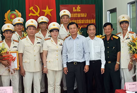 Lãnh đạo UBND TP Cần Thơ cùng Ban Giám đốc, đại biểu chụp ảnh lưu niệm.