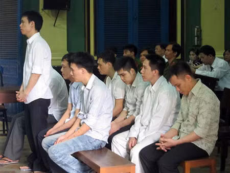 Băng nhóm cưỡng đoạt tại tòa.
