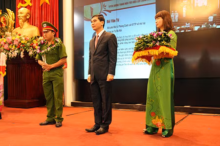 Hạ sĩ Sùng A Chầu tại Lễ tuyên dương Thanh niên Công an nhân dân xuất sắc tiêu biểu năm 2013.