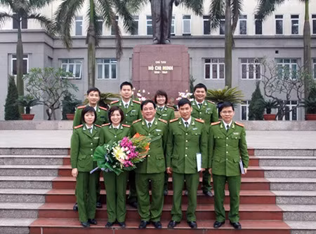 Thiếu tướng Nguyễn Xuân Lý với các giảng viên Khoa CSMT, Học viện CSND.