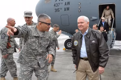 Bộ trưởng Quốc phòng Mỹ Robert Gates và Tổng thống Afghanistan Hamid Karzai (phải) sau cuộc hội đàm ngày 7/3. Ông Gates đáp máy bay quân sự đến một căn cứ tiền phương Mỹ ở miền Nam Afghanistan.