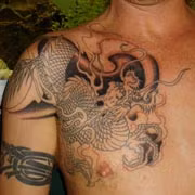 Ngày càng nhiều chàng trai đất Sài thành đổ xô vào thú xăm rồng trên cơ thể.