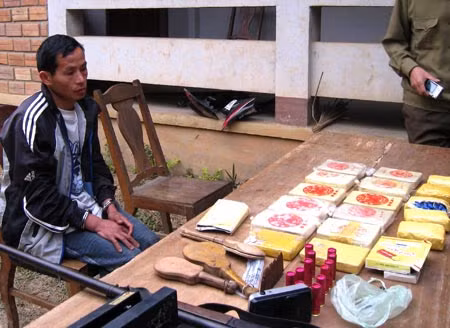 Trùm ma tuý Thò A Dính và tang vật 12 bánh heroin, 50 ngàn viên ma tuý tổng hợp bị BĐBP Điện Biên bắt giữ.