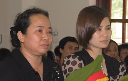Mẹ con chị Lý tại tòa.