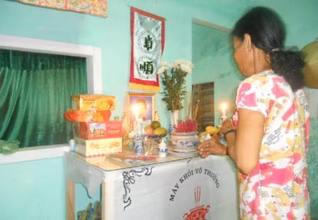 Bà Lê Thị Lụa thắp hương cho chị gái.