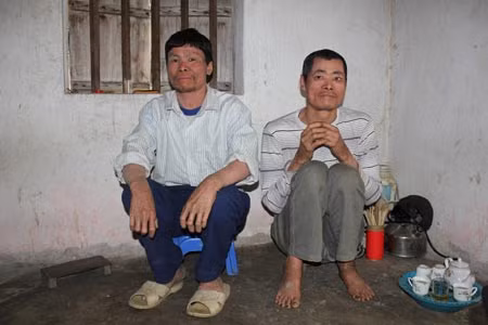 Hai anh em ông Đô và Tô đang kể về bệnh tình.
