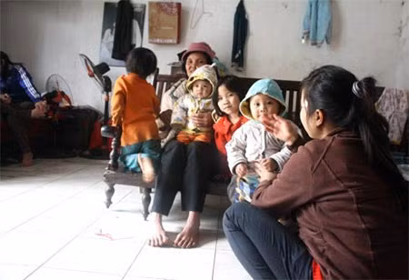 Chị Hải quây quần bên các con và cháu.