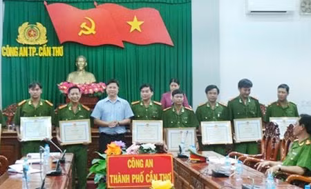Ông Trương Quang Hoài Nam, Phó Chủ tịch UBND TP Cần Thơ tặng bằng khen cho các cá nhân và tập thể có thành tích tham gia phá án.