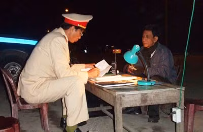 Lực lượng CSGT Công an tỉnh Thanh Hóa kiểm tra lái xe ôtô khách.