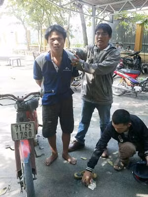 "Đinh tặc" Phạm Văn Hải và tang vật gây án "ém" trong dép ngay khi bị các "hiệp sĩ" bắt quả tang.