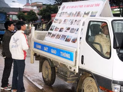 CSGT Công an tỉnh Lai Châu đang tuyên truyền luật ATGT cho người dân.