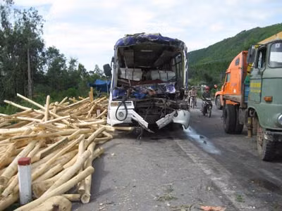 Do phóng nhanh, chiếc xe này đã gây tai nạn trên QL1A đoạn qua TP Đồng Hới, Quảng Bình.