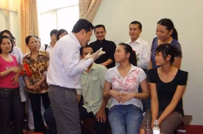 Cháu Nguyễn Kim O. đã có thể nghe, nói sau khi được lương y bấm huyệt.