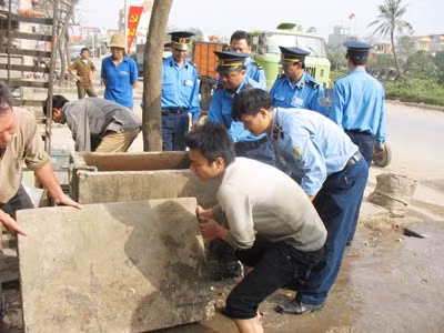 Lực lượng chức năng tham gia giải tỏa vi phạm hành lang giao thông.