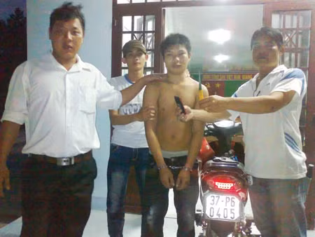 “Hiệp sĩ” Nguyễn Thanh Hải cùng đồng đội khống chế đối tượng phạm tội.