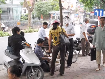 Cẩn trọng khi mua thuốc nam dạo ảnh 1