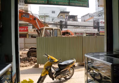 “Lô cốt” nhìn từ bên trong tiệm thời trang Hoàng Anh trên đường Phan Đình Phùng.