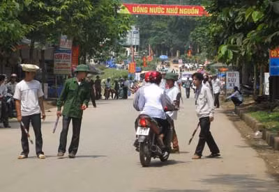 Dàn hàng ngang chặn du khách.