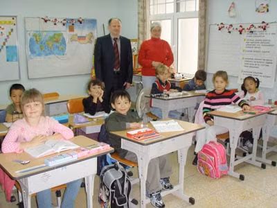 Thầy hiệu trưởng Pribukov Valeri Nikolaivich và các học trò của mình.