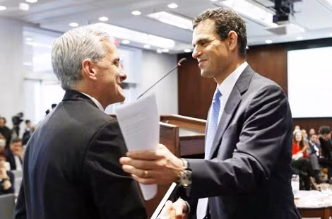 Tham mưu trưởng Nhà Trắng Denis McDonough và Thứ trưởng Tài chính David Cohen (phải) tại Washington.