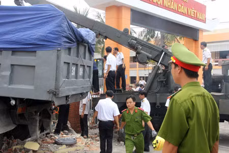 Xe tải cẩu được điều đến nhấc xe tải gây tai nạn ra chuẩn bị cho công tác cứu hộ.