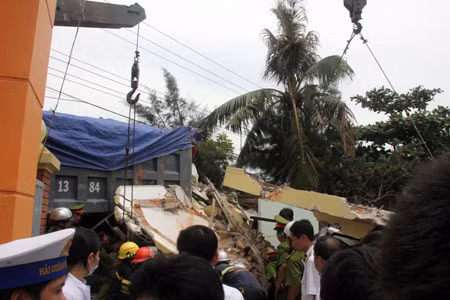Vọng gác và tòa nhà trực ban đang xây của doanh trại quân đội bị đâm sập hoàn toàn.