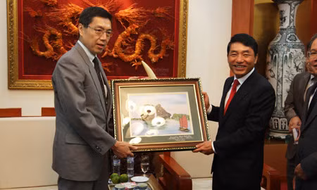Trung tướng Trần Việt Tân, Thứ trưởng Bộ Công an Việt Nam tặng quà lưu niệm cho ngài Takeuchi Naoto, Giám đốc Cơ quan chống tội phạm Cảnh sát Quốc gia Nhật Bản. Ảnh: Việt Hưng.