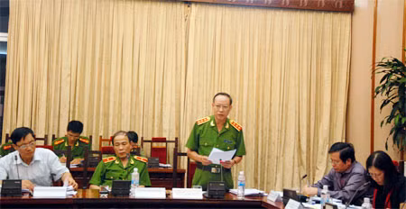 Thượng tướng Lê Quý Vương, Thứ trưởng Bộ Công an trình bày báo cáo tại phiên họp.