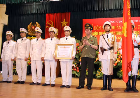 Thượng tướng Trần Đại Quang, Ủy viên Bộ Chính trị, Bộ trưởng Bộ Công an trao Bằng Huân chương Chiến công hạng Nhất cho Phòng 2, Cục Bảo vệ Chính trị 6. Ảnh: Việt Hưng.
