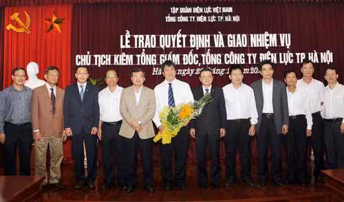 Ông Nguyễn Anh Tuấn (cầm hoa) trong lễ công bố quyết định bổ nhiệm.