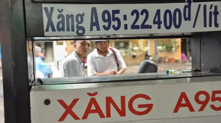 Giá xăng dầu thế giới giảm là căn cứ để Bộ Tài chính giảm giá xăng dầu trong nước cũng như tăng thuế nhập khẩu. Ảnh minh hoạ. Nguồn: TTO.