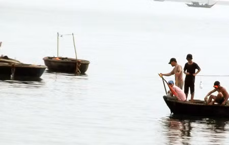 Ngư dân phường Xuân Hà đang tích cực tìm kiếm xác của sinh viên Lương Phúc Huy bị đuối nước trên biển.